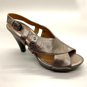 Sofft women's Comfortable metallic heel sandal in muted gold - size 9.5